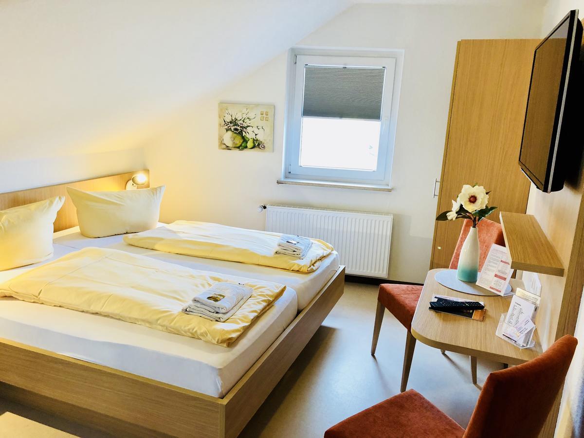Hotel - Restaurant Hirschen - Werneths Landgasthof Beim Europa- Park Rust Rheinhausen Exteriör bild